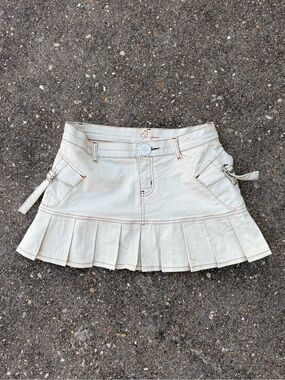 Neutral Cream Pleated Mini Skirt with Side Pocket Details